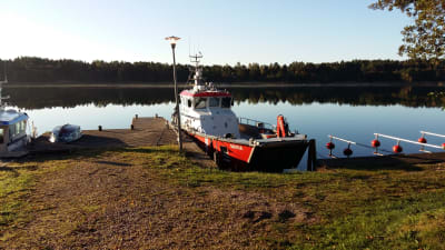 Brand- och oljebekämpningsbåten Maria vid sin brygga i Houtskär.