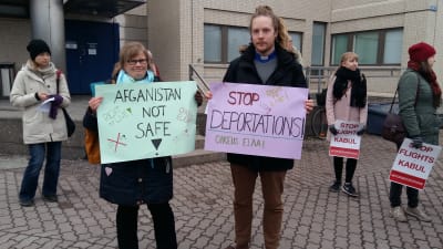 Demonstranter utanför polishuset i Böle, som protesterar mot att asylsökande utvisas från Finland.