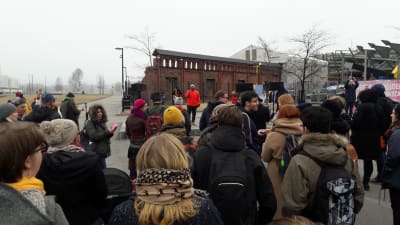 Demonstration mot avvisningar av afghanska flyktingar. Medborgartorget i Helsingfors.