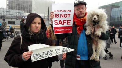 Essi Kosola, Lassi Alhorinne och hunden Bobik på demonstrationen mot avvisningar på Medborgartorget.