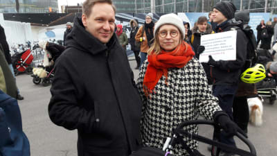 Henri Purje och Eva Nilsson på demonstrationen mot avvisningar av afghanska flyktingar på Medborgarplatsen i Helsingfors.