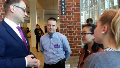 Juha Sipilä talar med unga på Konstfabriken