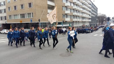 Flickscoutkåren Åbo Vildar gick med i scoutparaden i Åbo.
