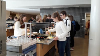 Elever på Jakobstads gymnasium tar mat. Längst fram Simone Stenbäck och Andrea Höglund.