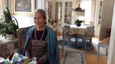 Birgitta Bröckl sitter i fåtölj i sitt hem i Pargas