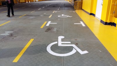 Det finns två handikapparkeringsplatser ombord på hybridfärjan Elektra som trafikerar mellan Pargas och Nagu
