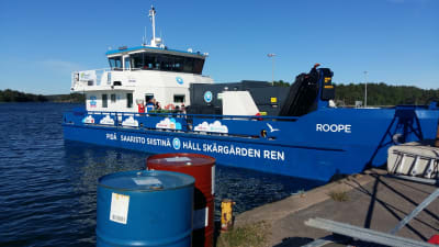 Håll Skärgården Rens nya avfallsinsamlingsfartyg Roope i hamnen i Pärnäs.