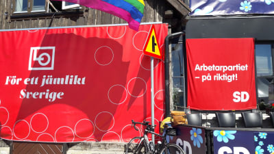 Två röda affischer intill varandra: Arbetarpartiet  - på rikitgt! SD och LO. För ett jämlikt Sverige. 