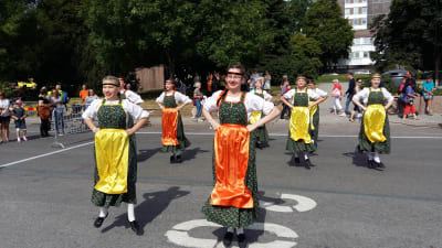 Litauiska folkdansare hoppar i sin dans under Europeaden 2017 i Åbo.