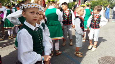 Barn i folkdräkter väntar på att få uppträda under Europeaden 2017 i Åbo.