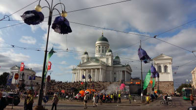 Konstens natt firas framför domkyrkan i Helsingfors. 
