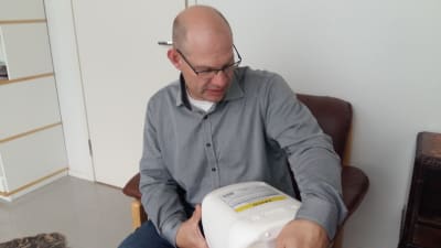 Jörgen Hermansson läser på etiketten vad rådjursmedlet Trico innehåller - fårfett.