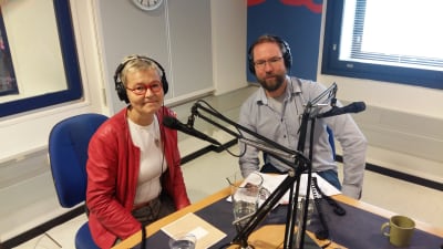 Susanna Ginman och Linus Lång i en radiostudio.
