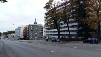 Platsen på Nylandsgatan i Åbo där Finlands första fotografi togs. Istället för det Nobelska huset som blev fotograferat står där nu ett vitt höghus.