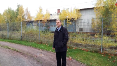 Nakkilas kommundirektör vid järnvägen.