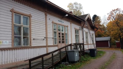 Den gamla stationsbyggnaden i Nakkila är ännu i gott skick.