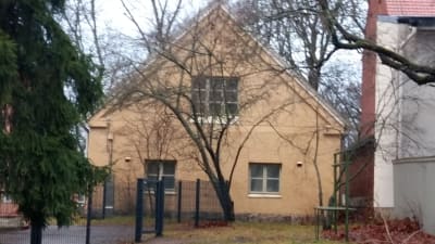 gavel av en gul rappad byggnad 