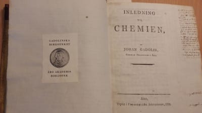 första sidan i Johan Gadolins egen kemibok 