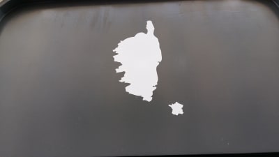 Något man ofta ser på husväggarna i Paris, ön Korsika är ritad många gånger större än fastlandet Frankrike.