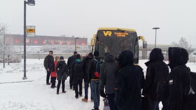 Tågresenärer köar till buss i Kyrkslätt.