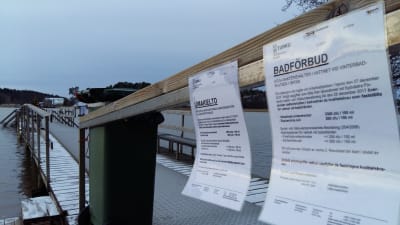 Skylt på finska och svenska om badförbud på grund av för höga halter enterokocker i vattnet vid Ispois vinterbad.