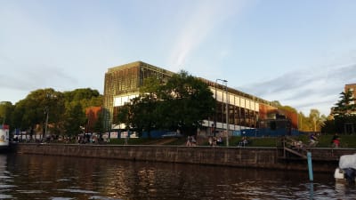 Den nyrenoverade Åbo stadsteater fasad lyses upp av kvällssolen en sommarkväll.