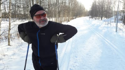 Pekka Vehviläinen i skidspåret i Viksstranden.