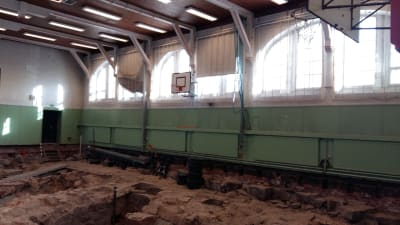 Källarvalv har grävts fram i Katedralskolans gymnastiksal.