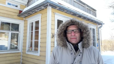 Harald Wentzel framför Prästgården i Kyrkslätt.
