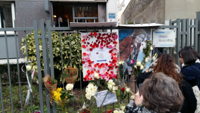 Blommor lades ned framför den mördade kvinnans bostad.