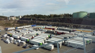 Mer än hundra långtradare och husbilar väntar i Nådendals hamn på att få åka ombord på Finnlines ropax-fartyg mot Kapellskär.