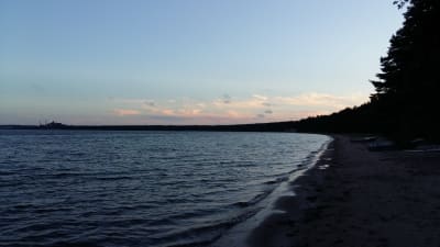 En 3 kilometer lång sandstrand sträcker sig från Lappvik, via Högsand till Koverhar gamla fabriksområde.