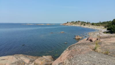 Havet, och en strand med klippor och stenar på Örö i Skärgårdshavets nationalpark.