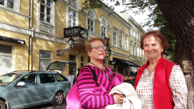 Amie Nygren och Astrid Hellström utanför restaurang Bassi i Åbo.