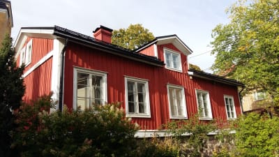 Ett rött trähus i Åbo, där arkitekten Charles Bassi bott.