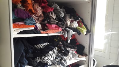 En garderob full av kläder.