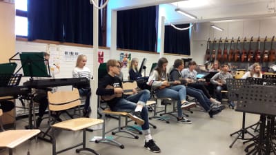 Bild på musicerande elever i skolklass.