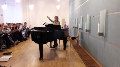 Kantor Eeva-Liisa Malmgren leder kören Kråksången i Esbo svenska församlingsgård.