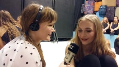 Saga Rosenlund, en flicka i vit skjorta med svarta prickar, intervjuar Dessi Kavander, en flicka med långt ljust hår.