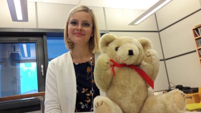 Matilda Engström och en teddybjörn.