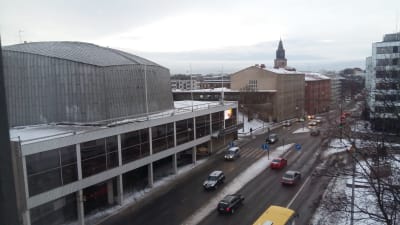 Åbo konserthus och Aningaisgatan en grå, snöslaskig januaridag.