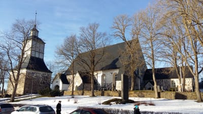 pargas kyrka i klart vinterväder