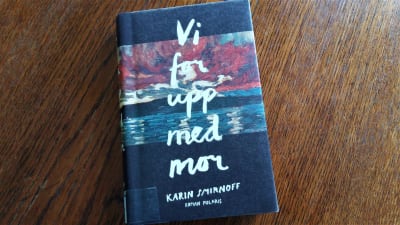 Boken "Vi for upp med mor" av Karin Smirnoff.