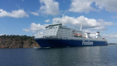 M/S Finnswan har nyss startat från hamnen i Nådendal.