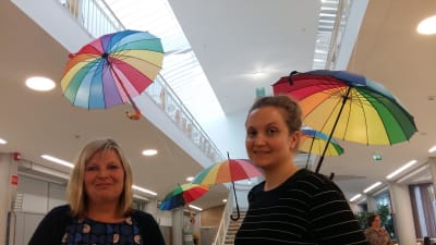 Merja Moilanen och Jenni Turunen arbetar med regnbågsfrågor vid Kampens servicecentral.  