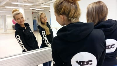 Karin Eklund och Julia Martin i KDC:s dansstudio.