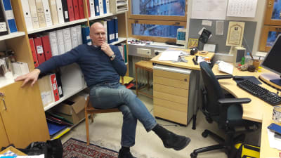 Thomas Wallgren på sitt arbetsrum