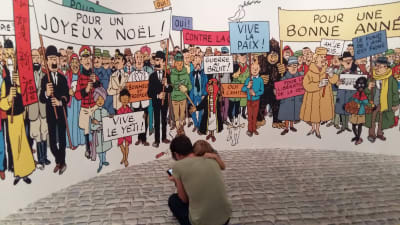 Målning på Tintin och alla medverkande i Hergés seriböcker under en utställning i Paris.