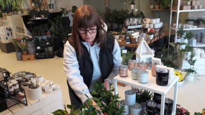 Camilla Nyman i blomsteraffären Amalia i Nykarleby.
