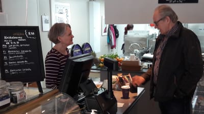Tiina Suni med en kund i sitt café i Karleby.